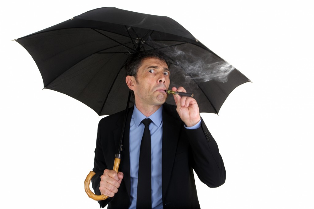 Avec la cigarette électronique, fini les pauses cigarettes seuls sous la pluie !