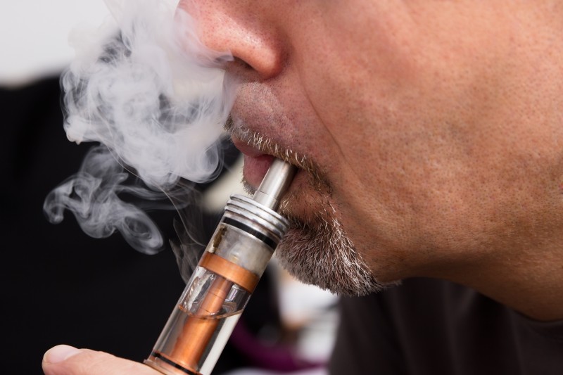 L’e-cigarette ne rejette que de la vapeur d’eau, pas de monoxyde de carbone comme la cigarette classique.