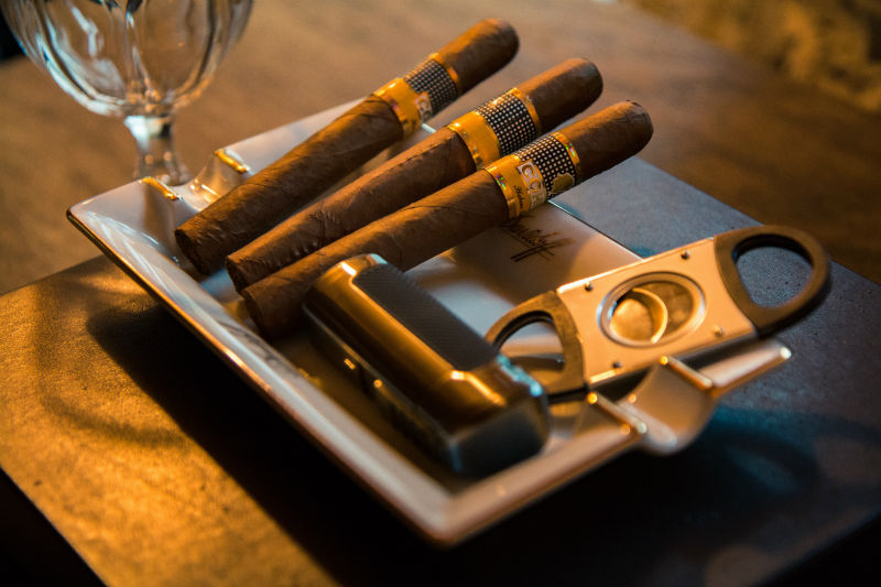 cigares cubain Cohiba posés sur un présentoir avec un coupe cigare
